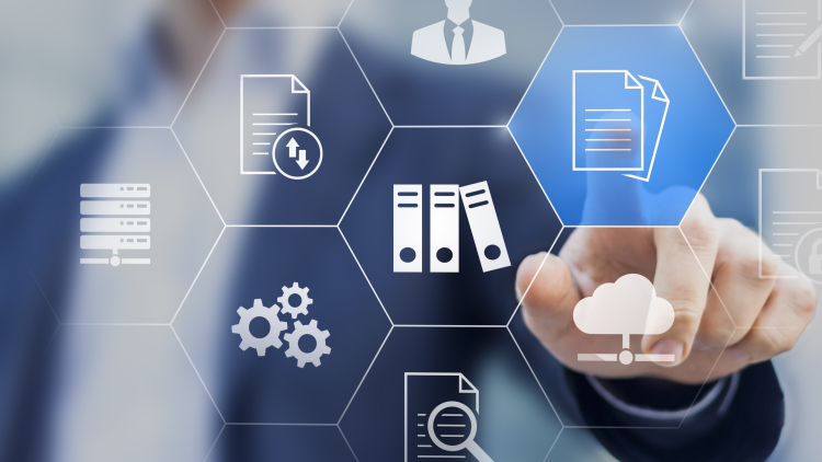Hand klickt auf virtuellem Bildschirm auf Dokumente-Icon