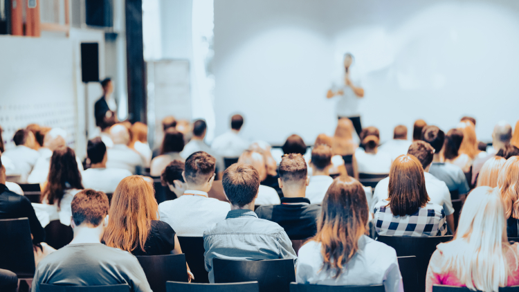 Studierende in einem Hörsaal der Universität