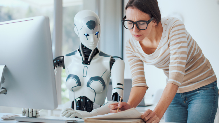Roboter und Mensch am Bürotisch gemeinsam 