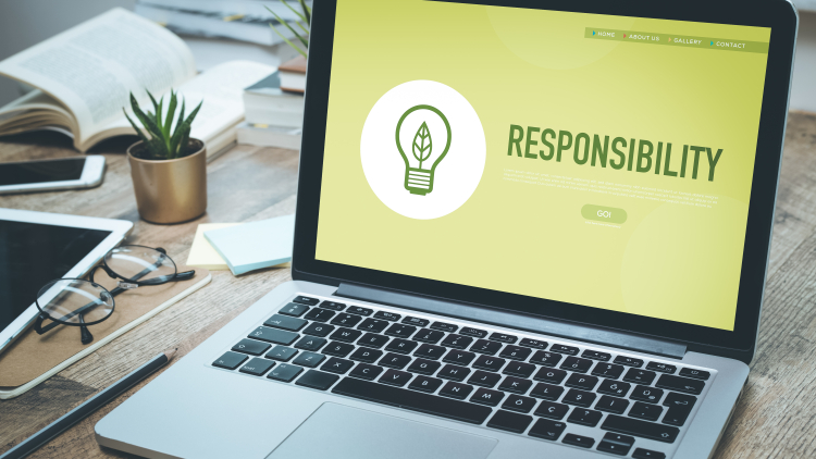 Laptop mit "Responsibility" auf dem Bildschirm
