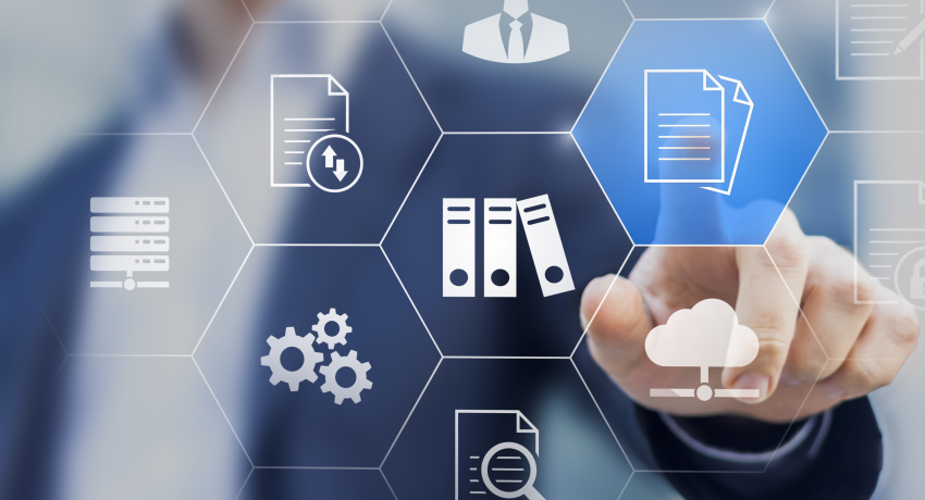 Hand klickt auf virtuellem Bildschirm auf Dokumente-Icon