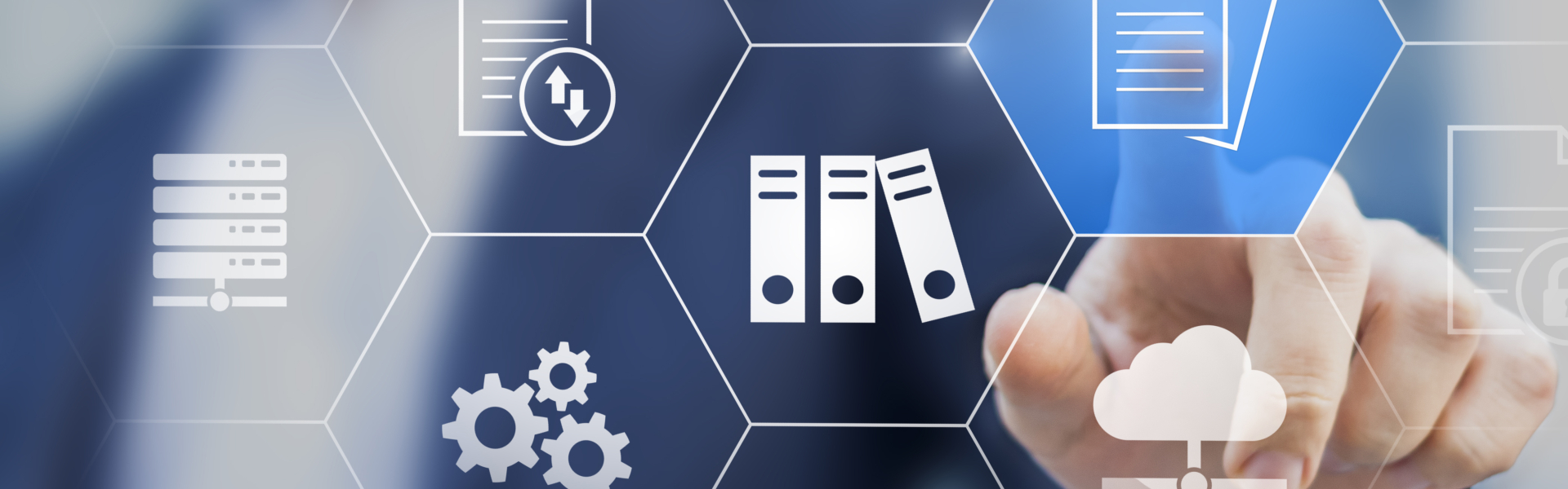Hand klickt auf virtuellem Bildschirm auf Dokumente-Icon